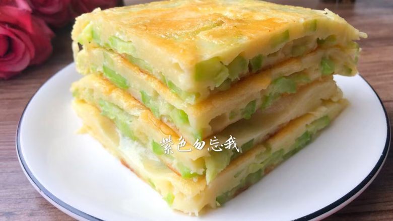 苦瓜蛋饼,美味的苦瓜蛋饼煎好了,用刀切成小块吃,特别香,一点都不苦,喜欢的亲可以试试。