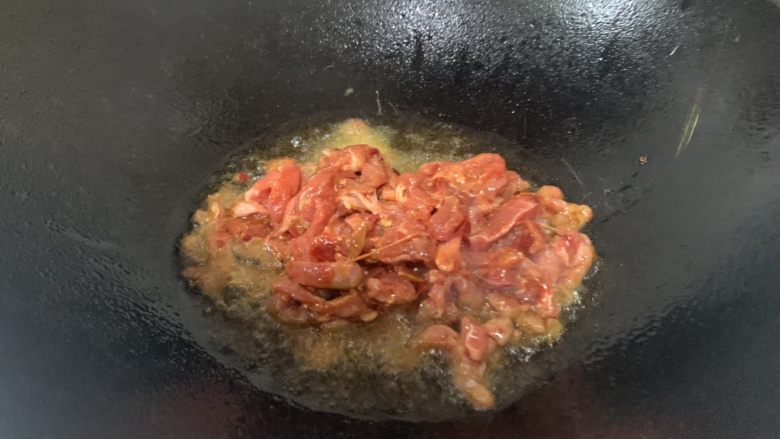 泡椒牛肉牛骨汤面,大火热油倒入牛肉丝爆炒,炒至牛肉变色、断生,无血水。