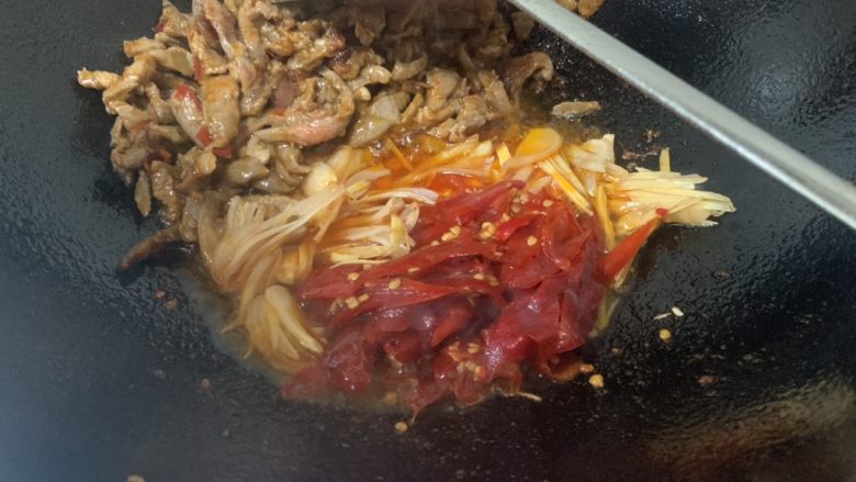 泡椒牛肉牛骨汤面,将牛肉丝铲在一边,留下热油,倒入泡菜继续大火爆炒一下炒出泡菜香味。