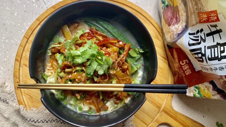 泡椒牛肉牛骨汤面,撒上泡椒牛肉丝和香葱碎,泡椒牛肉牛骨汤方便面就好了,趁热食用口感最佳。