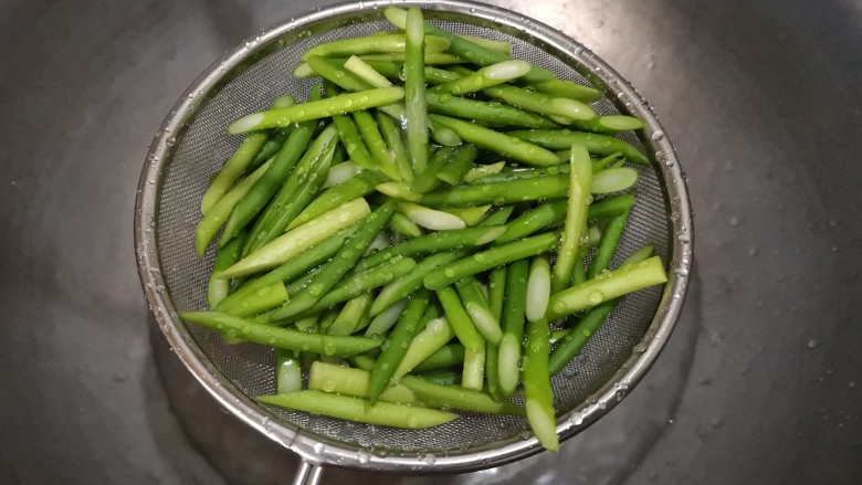 蒜苔炒腊肉,过好后把蒜苔过一下凉水,这样会保持蒜苔颜色碧绿。