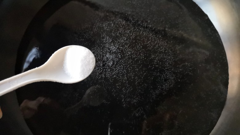 蒜苔炒腊肉,烧开水,加入适量的盐。