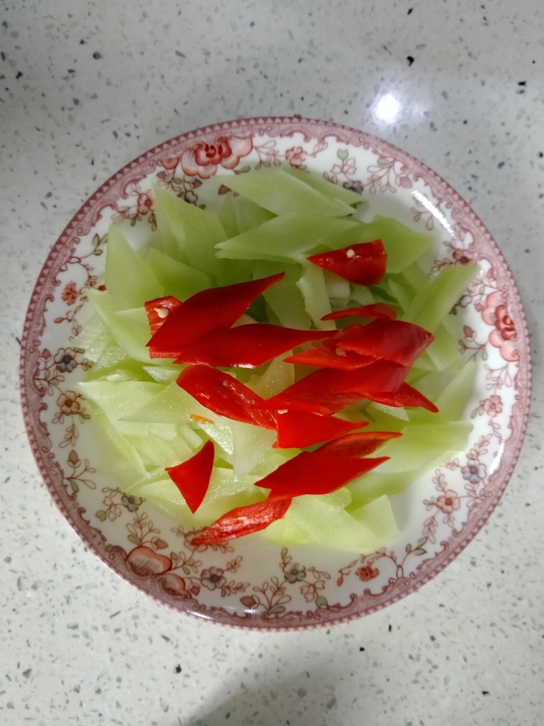 酸辣莴笋片,莴笋切成菱形片,美人椒切菱形片。装盘备用。