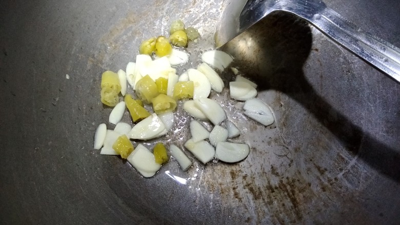 酸辣莴笋片,锅内放入少许色拉油,小火把泡椒大蒜子煸香。