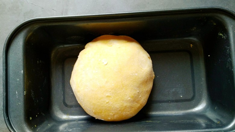 宝宝最爱的小蜜蜂豆包,揉成一个光滑的面团,放到盒子里醒发。