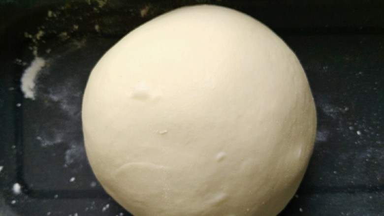宝宝最爱的小蜜蜂豆包,揉一个白色面团,方法如上。