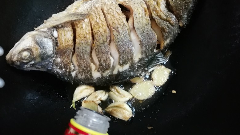 白酒香菜鳊鱼,关火,放入一勺白酒