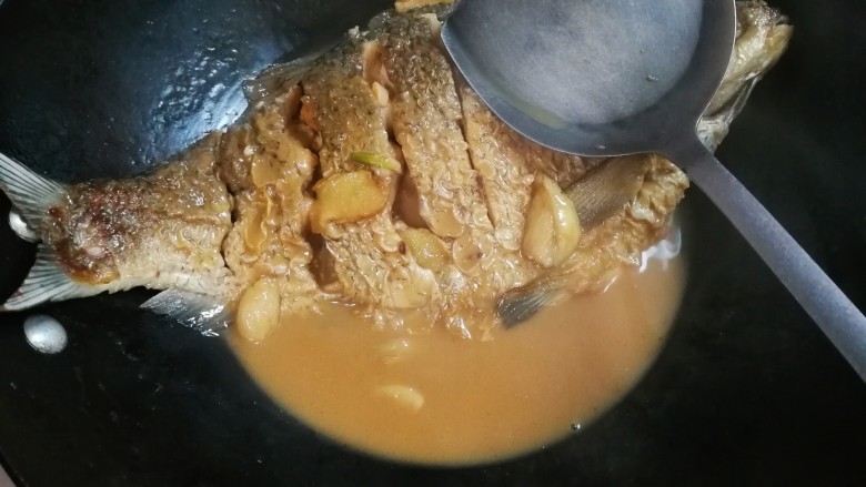 白酒香菜鳊鱼,转小火烧至汤汁不要全部收干,有汤汁更好吃