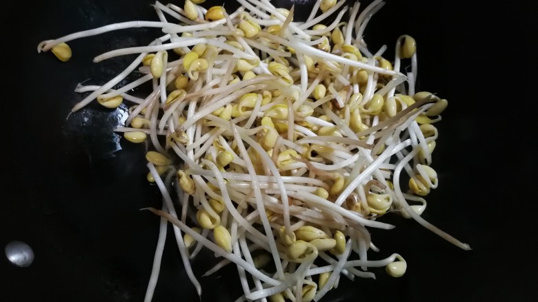黄金如意菜,放入黄豆芽翻炒至软