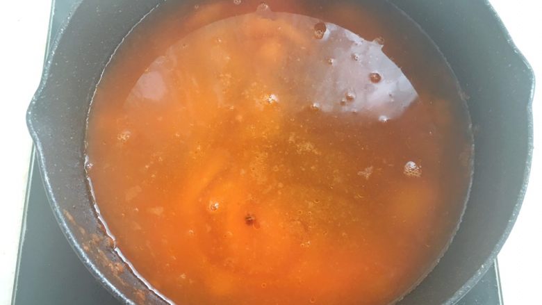 酸汤肥牛,之后加适量的水,盖上盖子煮开