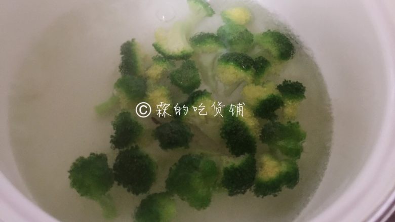 芝士焗土豆泥时蔬,西兰花水里焯一下,沥干水分备用