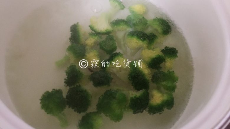 芝士焗土豆泥时蔬,西兰花水里焯一下，沥干水分备用