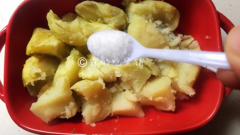 芝士焗土豆泥时蔬,煮熟的土豆去皮,加入约1克的盐