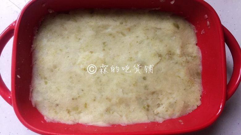 芝士焗土豆泥时蔬,土豆压成泥、搅拌均匀后,铺在烤碗的底部