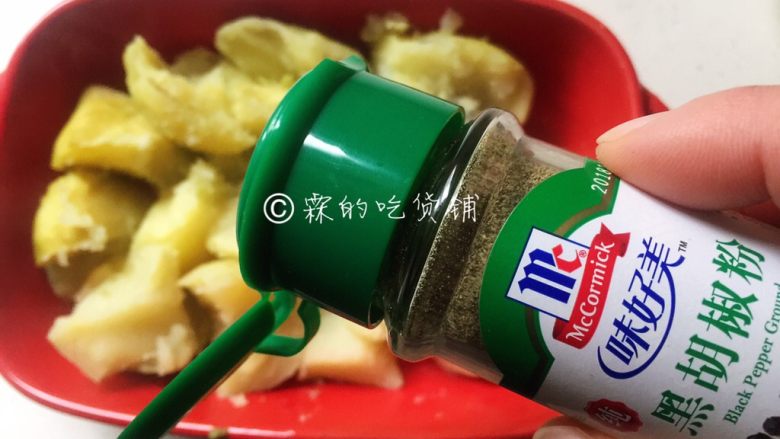 芝士焗土豆泥时蔬,撒一点点黑胡椒(不喜欢的话不撒也可以)