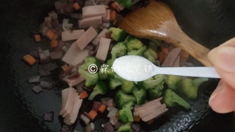 芝士焗土豆泥时蔬,加约1g的盐,翻炒均匀