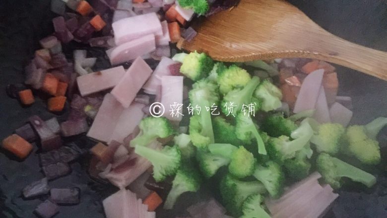 芝士焗土豆泥时蔬,最后放入火腿片和西兰花