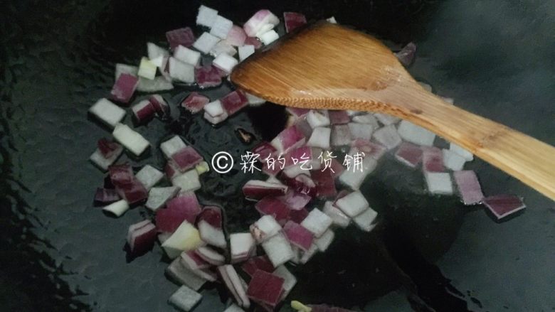 芝士焗土豆泥时蔬,随后开油锅,先把洋葱煸香