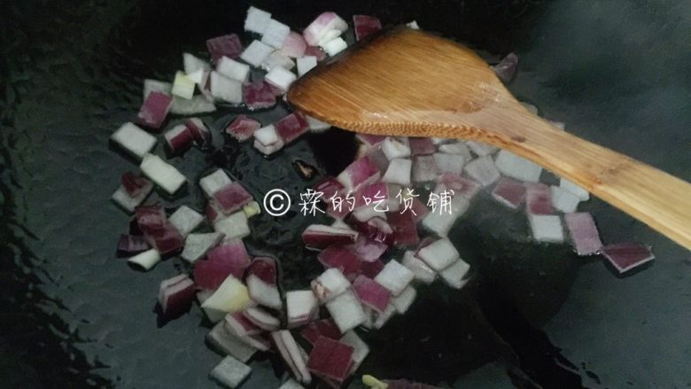 芝士焗土豆泥时蔬,随后开油锅，先把洋葱煸香