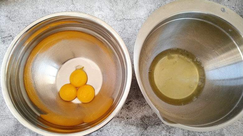 原味戚风蛋糕,蛋黄蛋清分离(盆里保证无水无油)。