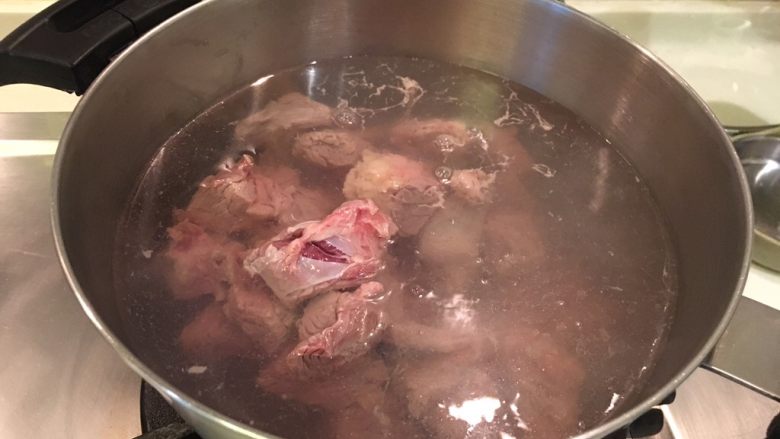 啤酒柠檬炖牛腩,水烧开放入牛腩肉烫洗到变色