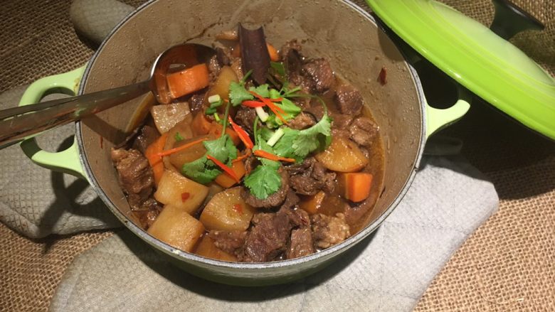 啤酒柠檬炖牛腩,放到头上做装饰!添饭