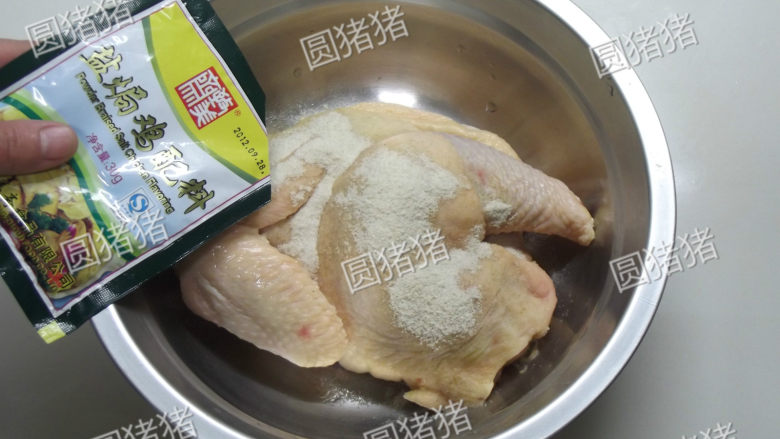 皮香肉嫩——简易版盐锔鸡,倒入2/3包的盐锔鸡粉。