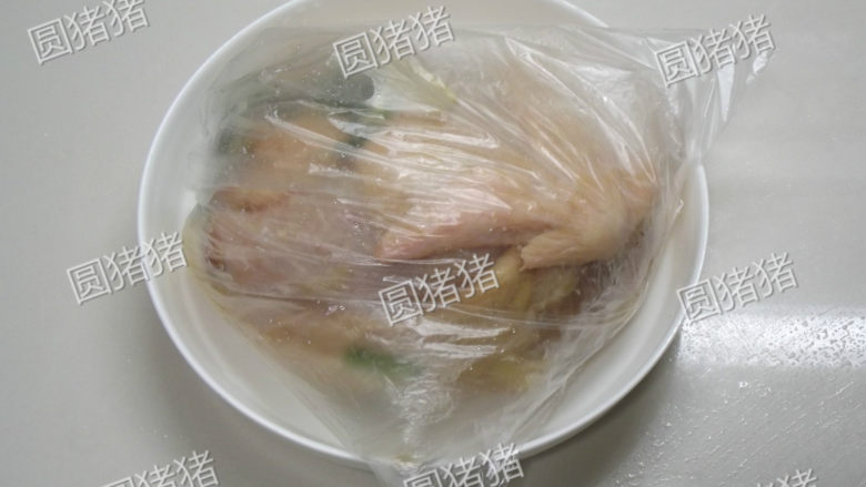 皮香肉嫩——简易版盐锔鸡,用保鲜袋将鸡密封起来,放入冰箱冷藏2天(夏天要放O度层)让其入味。