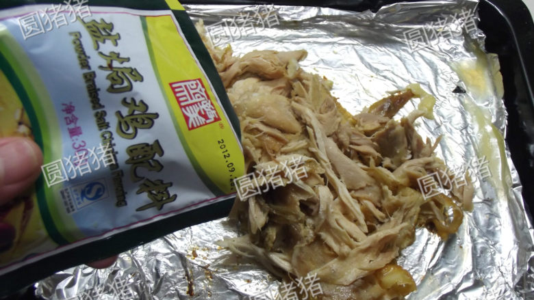 皮香肉嫩——简易版盐锔鸡,这时可以尝尝鸡肉，如果觉得不够味的话，可以再撒一点盐锔鸡粉在上面，洒些<a style='color:red;display:inline-block;' href='/shicai/ 678'>白芝麻</a>混合一下，入炉内180度再烤2分钟即可。撕好以后就马上吃了啊，没来得及再拍照了。