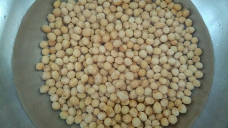 咸菜炒黄豆粒,<a style='color:red;display:inline-block;' href='/shicai/ 138630'>黄豆粒</a>用清水洗净 ,提前泡发
