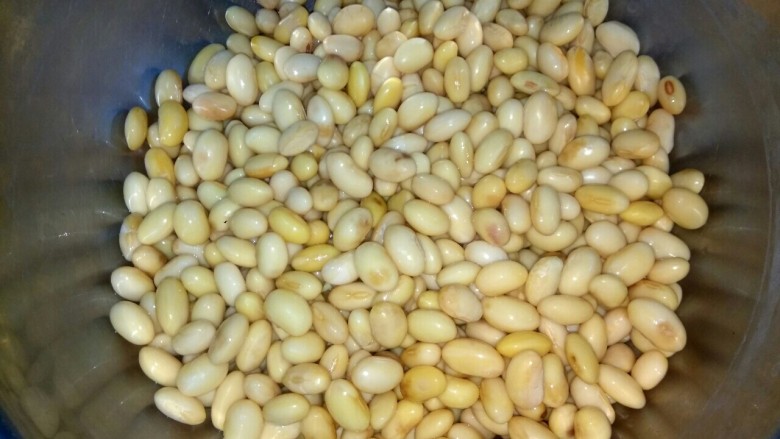 咸菜炒黄豆粒,泡发一晚上,到黄豆粒足够大,控干水份