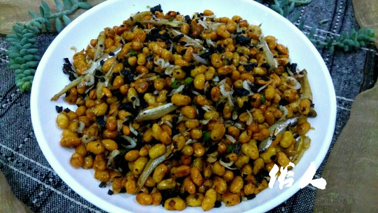 咸菜炒黄豆粒,成品图,趁热吃黄豆粒香脆不硬,放一放再吃,黄豆粒筋道,越嚼越香