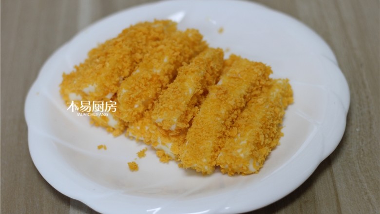 脆皮炸鲜奶,都处理好,备用。