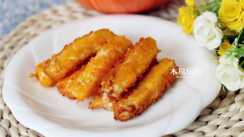 脆皮炸鲜奶,这个小零食奶香浓郁,很美味。