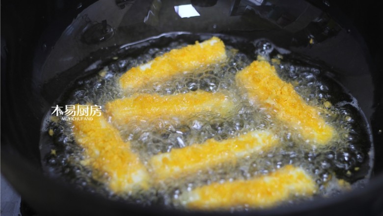 脆皮炸鲜奶,锅内放油,油热至五成热时下入鲜奶条,炸到表面金黄即可(油温不要过高,会把鲜奶条,炸过火的)。