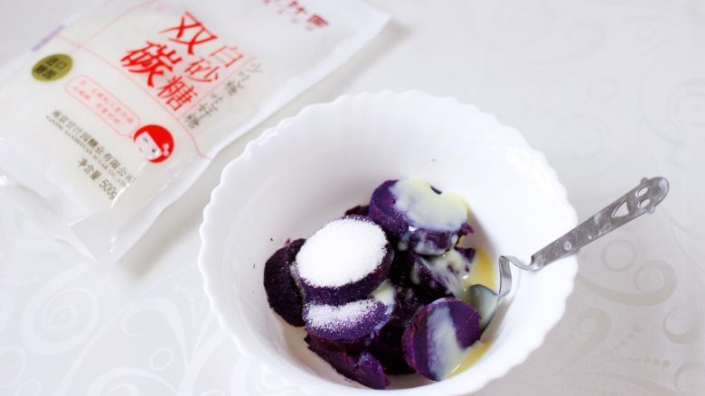 清新脱俗的紫薯菊花酥,紫薯提前蒸熟后,加入炼奶和甘汁园双碳白砂糖,把所有的食材调料搅拌均匀备用。