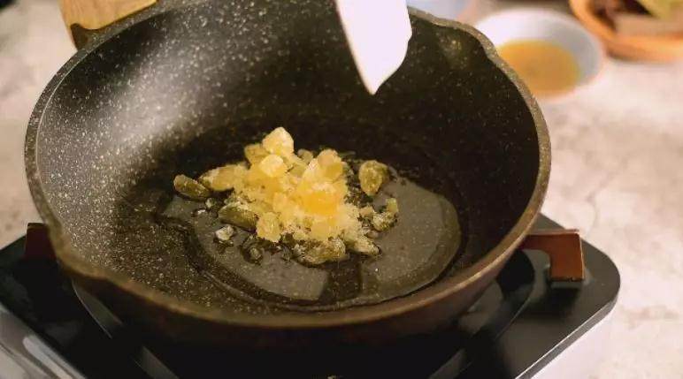 川式红烧肉, 色泽红亮, 味醇汁浓, 肥而不腻, 回味无穷!,起油锅,倒入冰糖,小火慢推炒至融化