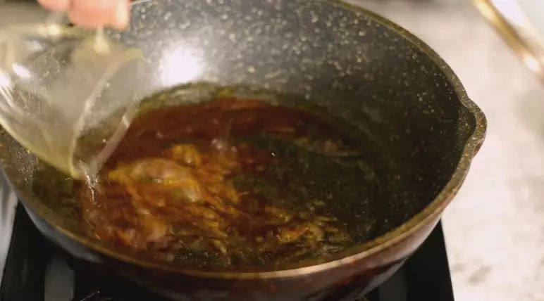 川式红烧肉, 色泽红亮, 味醇汁浓, 肥而不腻, 回味无穷!,等糖液冒出大气泡时,倒入热水,拌匀后倒出备用