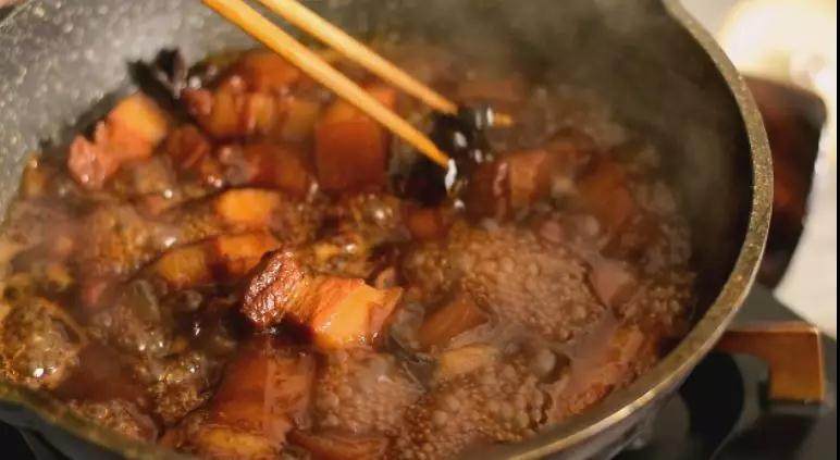 川式红烧肉, 色泽红亮, 味醇汁浓, 肥而不腻, 回味无穷!,肉质酥软后,捡出香料,淋上香油,转大火收汁即可