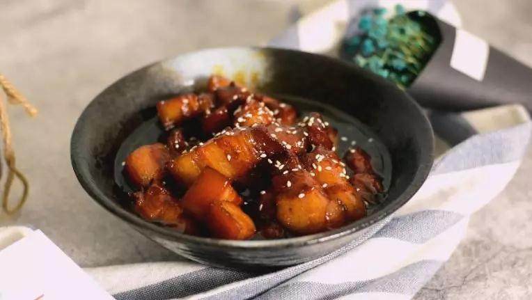 川式红烧肉, 色泽红亮, 味醇汁浓, 肥而不腻, 回味无穷!,最好撒上芝麻,完成,吃吃吃~!