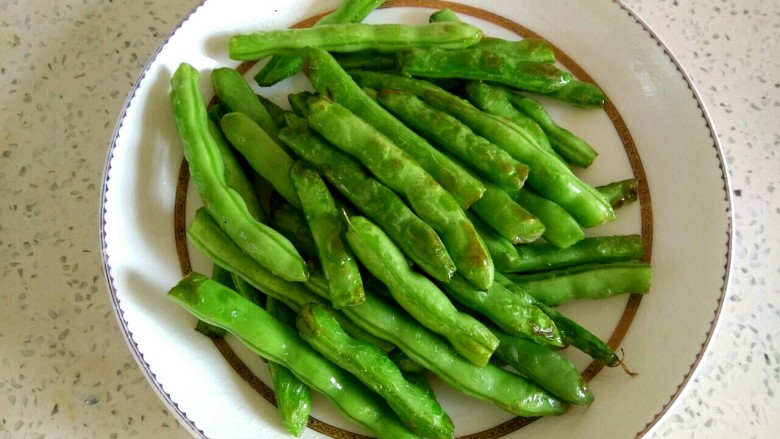肉沫四季豆,把四季豆炒出虎皮,盛出待用