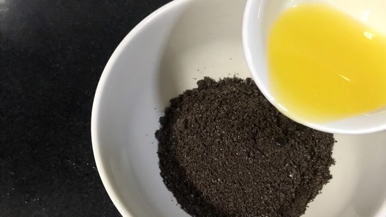 果干苹果重芝士软绵蛋糕,加入隔水融化的黄油30克,拌匀。