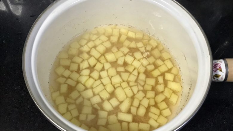 果干苹果重芝士软绵蛋糕,搅拌均匀,自然晾凉。