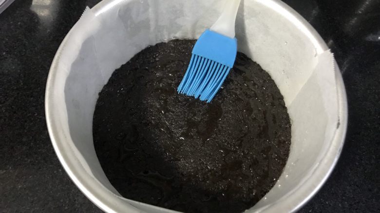 果干苹果重芝士软绵蛋糕,从冰箱拿出模具,刷上一点煮苹果的糖水。