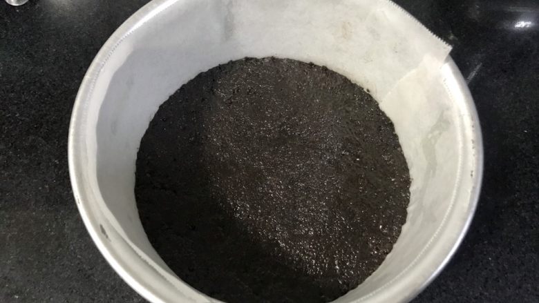 果干苹果重芝士软绵蛋糕,放入模具,压平,放冰箱冷藏。