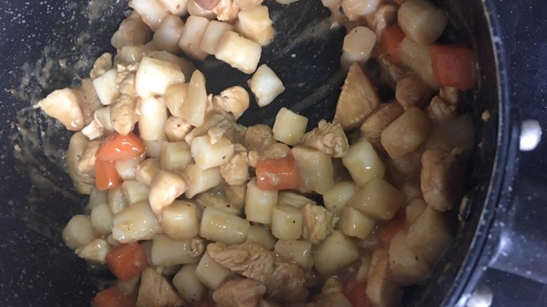 胡萝卜黑椒鸡肉炒年糕,🔟 加入水淀粉翻炒上色,再加入适量黑胡椒粒翻炒均匀,关火。