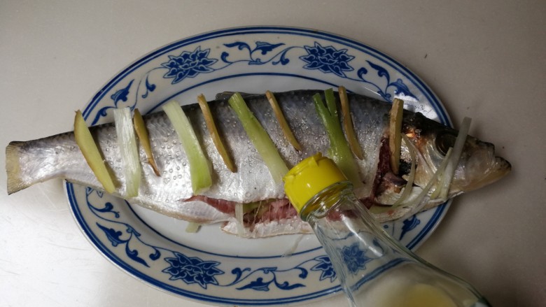 年年有鱼 清蒸鰳鱼,淋入一勺<a style='color:red;display:inline-block;' href='/shicai/ 718'>料酒</a>