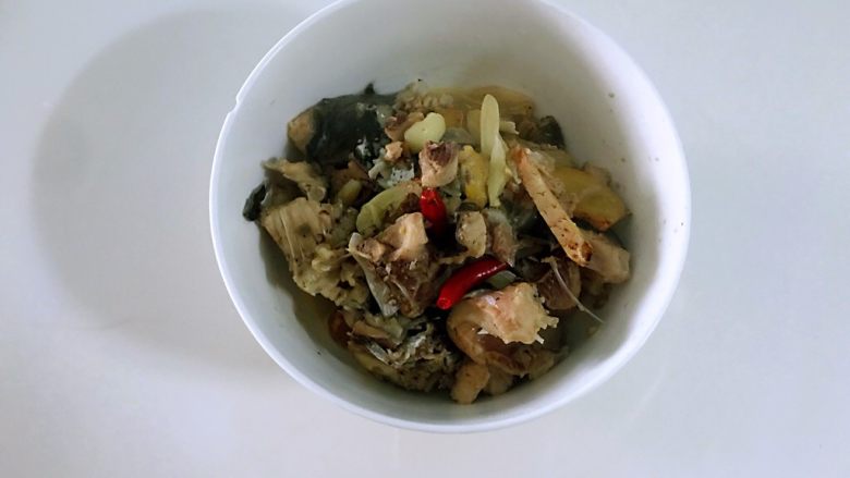 鱼冻,放盐,鱼肉捞出来。