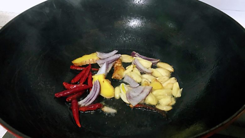 鱼冻,和<a style='color:red;display:inline-block;' href='/shicai/ 86474'>干辣椒</a>一起放入油锅中爆炒出香味,加入鱼块轻轻翻炒一分钟。