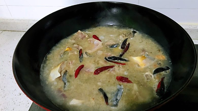 鱼冻,锅内加水,水要多些,尽可能一次到位。